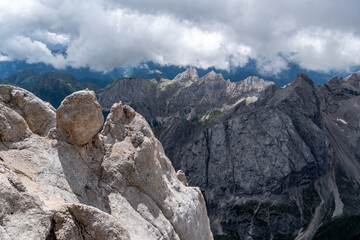 Felsige Gipfel der Dolomiten unter dramatischem Wolkenhimmel