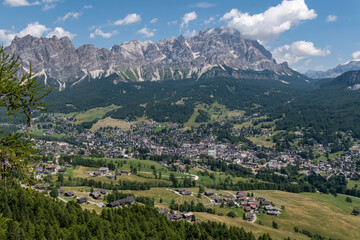 Fototapeta premium Panorama von Cortina d’Ampezzo vor den Dolomiten