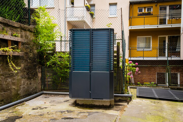 Wärmepumpe in einem Hinterhof in Wuppertal, Deutschland, digital nachbearbeitet