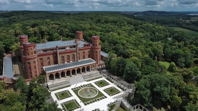 Kamieniec Zabkowicki and its unique palace.