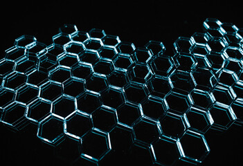 Obraz premium Photo sparkling glass hexagons against a black background