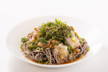 冷やし　めかぶ蕎麦（めかぶ　なめこ　大根おろし）