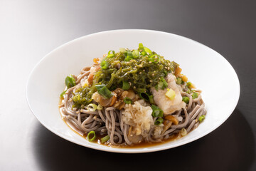 冷やし　めかぶ蕎麦（めかぶ　なめこ　大根おろし）