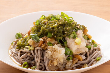 冷やし　めかぶ蕎麦（めかぶ　なめこ　大根おろし）