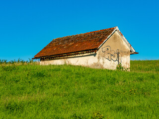 Landwirtschaftliches Gebäude außerhalb im Feld