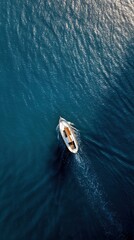 Naklejka premium Vue aerienne d'un voilier blanc naviguant sur une mer bleue turquoise