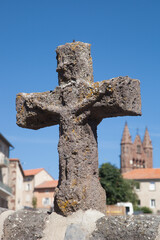 Croix de pierre sur laquelle est sculpté Jésus-Christ crucifié