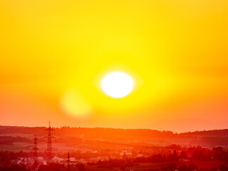Sonnenuntergang hinter einem Höhenzug