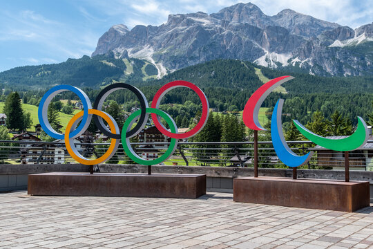 Olympische und Paralympische Ringe vor Bergen