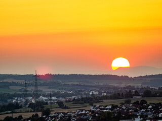 Sonnenuntergang hinter einem Höhenzug