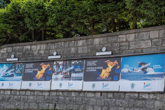 Plakate f&uuml;r Olympische Winterspiele 2026 in Cortina