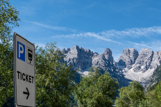 Parkplatzschild vor Bergkulisse in den Dolomiten