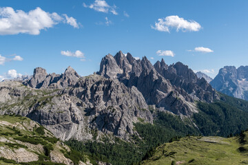 Felsige Gipfelkette in den Dolomiten