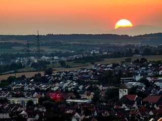 Sonnenuntergang hinter einem Höhenzug
