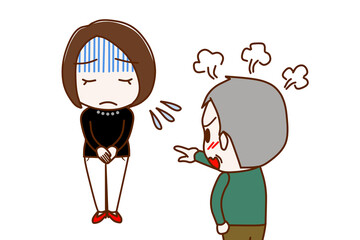 （複数）真っ青になって謝罪する女性とカンカンに怒りながら怒鳴り責める高齢の男性