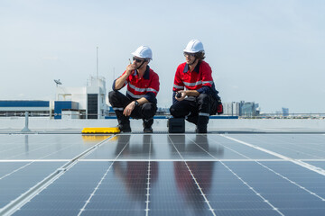 Obraz premium Engineers inspecting rooftop solar panel installation