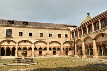 Fototapeta premium Le cloître gothique du monastère Santa Maria la Real de Las Huelgas à Burgos