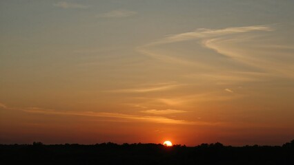 Fototapeta premium Stunning sunset with vibrant yellow hues in the evening sky