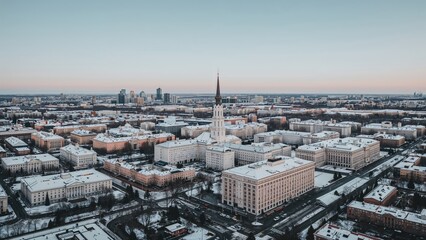 Obraz premium Bird's-eye view of a charming winter day over a major urban center straddling two continents.