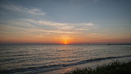 Obraz premium Serene sea and colorful sunset sky