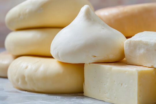 Queso de tetilla gallego. Producto tradicional de Galicia - Espa&ntilde;a. Gastronom&iacute;a artesanal gallega de denominaci&oacute;n de origen protegida. Queso de Arz&uacute;a con corteza dura de color amarillo paja, embutido