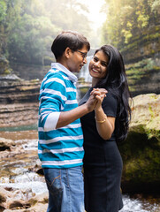 Fototapeta premium Couple in front of waterfall