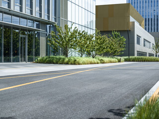 Obraz premium enpty asphalt road with modern office building
