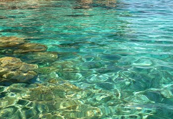 Fototapeta premium Clear turquoise water over shallow rocks
