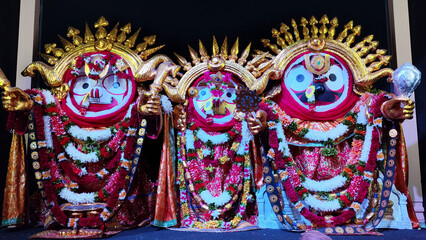 Obraz premium Rajadhiraj Besha, or Suna Besha, on special days like Aashada Shukla Ekadashi, adorns Lord Jagannath in gold ornaments, symbolizing majesty, prosperity, and divinity.