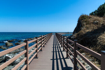 Obraz premium wooden promenade at the seaside