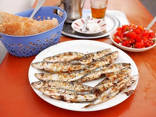 モロッコのエッサウィラのいわしのグリルとモロッコ風サラダとパンとミントティー