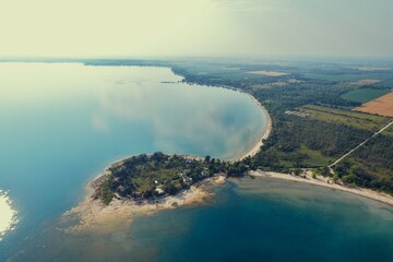 Fototapeta premium Aerial view of a serene coastline with clear blue waters.