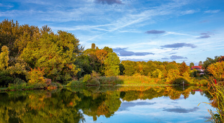 Obraz premium Sunset on a pond in Santeny, france