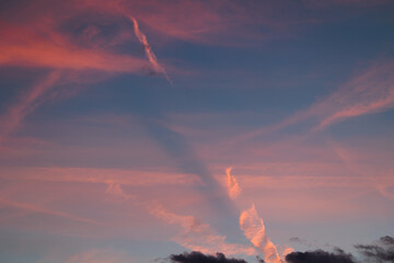 bellissimo cielo sereno al tramonto, riempito con nuvole leggerissime e trasparenti, colorate dalla...