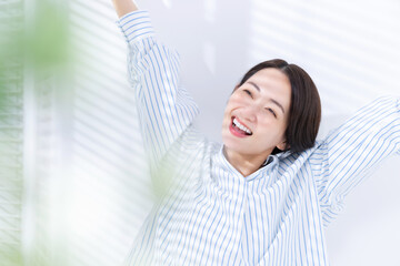起床　女性　朝