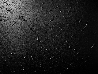 Silberne Tr&auml;nen: Minimalistische Wasseroberfl&auml;che in Grau und Dunkelheit