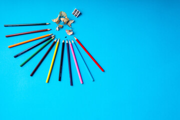 crayons de couleur sur fond bleu