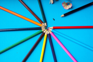 crayons de couleur sur fond bleu
