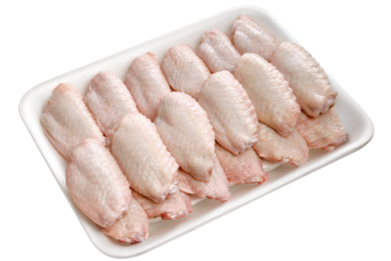 bandeja com pedaços de frango cru isolado em fundo transparente