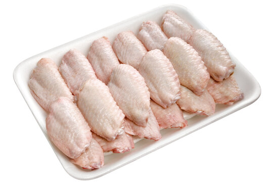 bandeja com peda&ccedil;os de frango cru isolado em fundo transparente