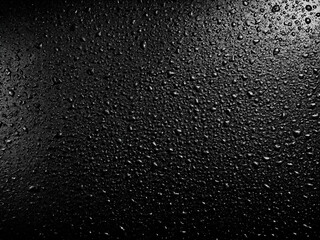 Gl&auml;nzende Tropfen: Minimalistische Reflexionen nach dem Regen.