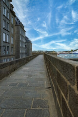 Fototapeta premium Saint-Malo, beautiful city in Brittany, old houses on the ramparts 