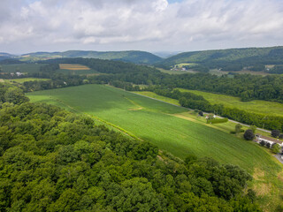 Obraz premium Aerial landscape of farmland in the Appalachian mountains in rural Herndon Central Pennsylvania