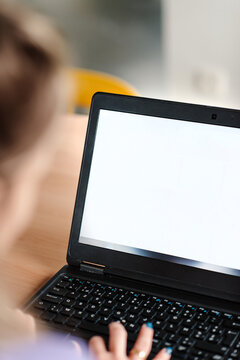 woman working with black laptop