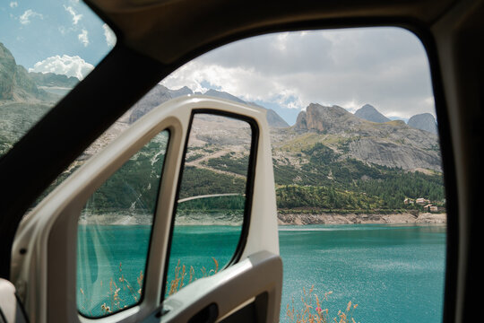 Fototapeta Camper van door open to the view of alpine lake in Austria 