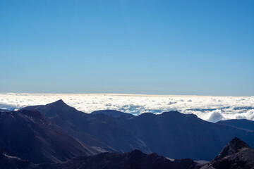 Fototapeta premium Majestic Mountain Peaks Above the Clouds
