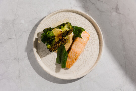 Salmon steak with broccoli 