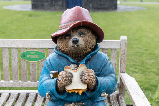 Edinburgh, Scotland: Paddington bear eating toast with honey, a statue in Edinburgh, Scotland