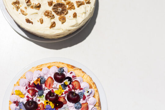 composition of two cake plates