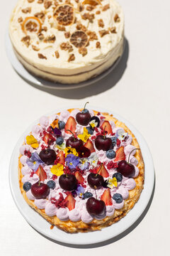 composition of two cake plates